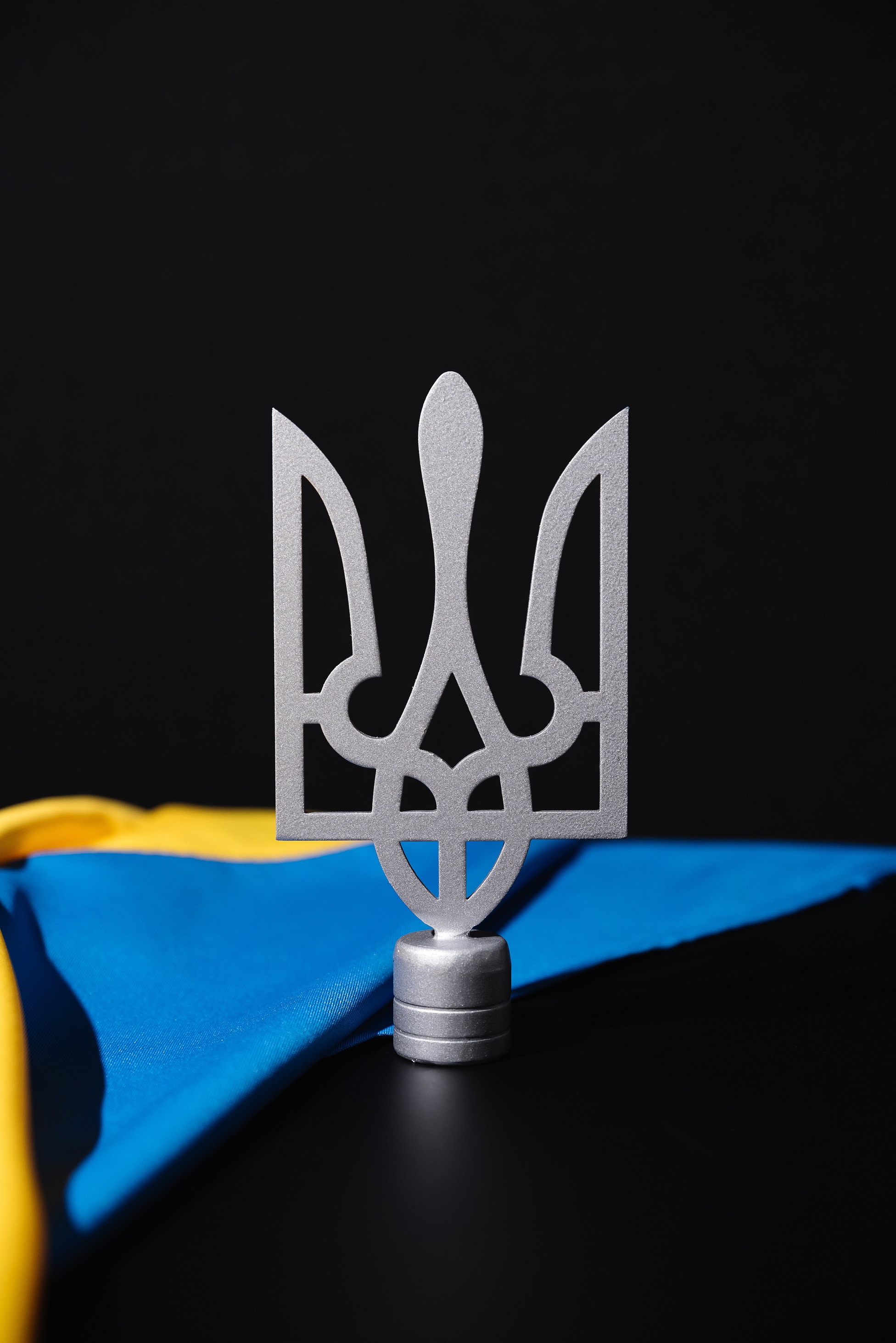 Одноріжкова підставка для кабінетного прапора