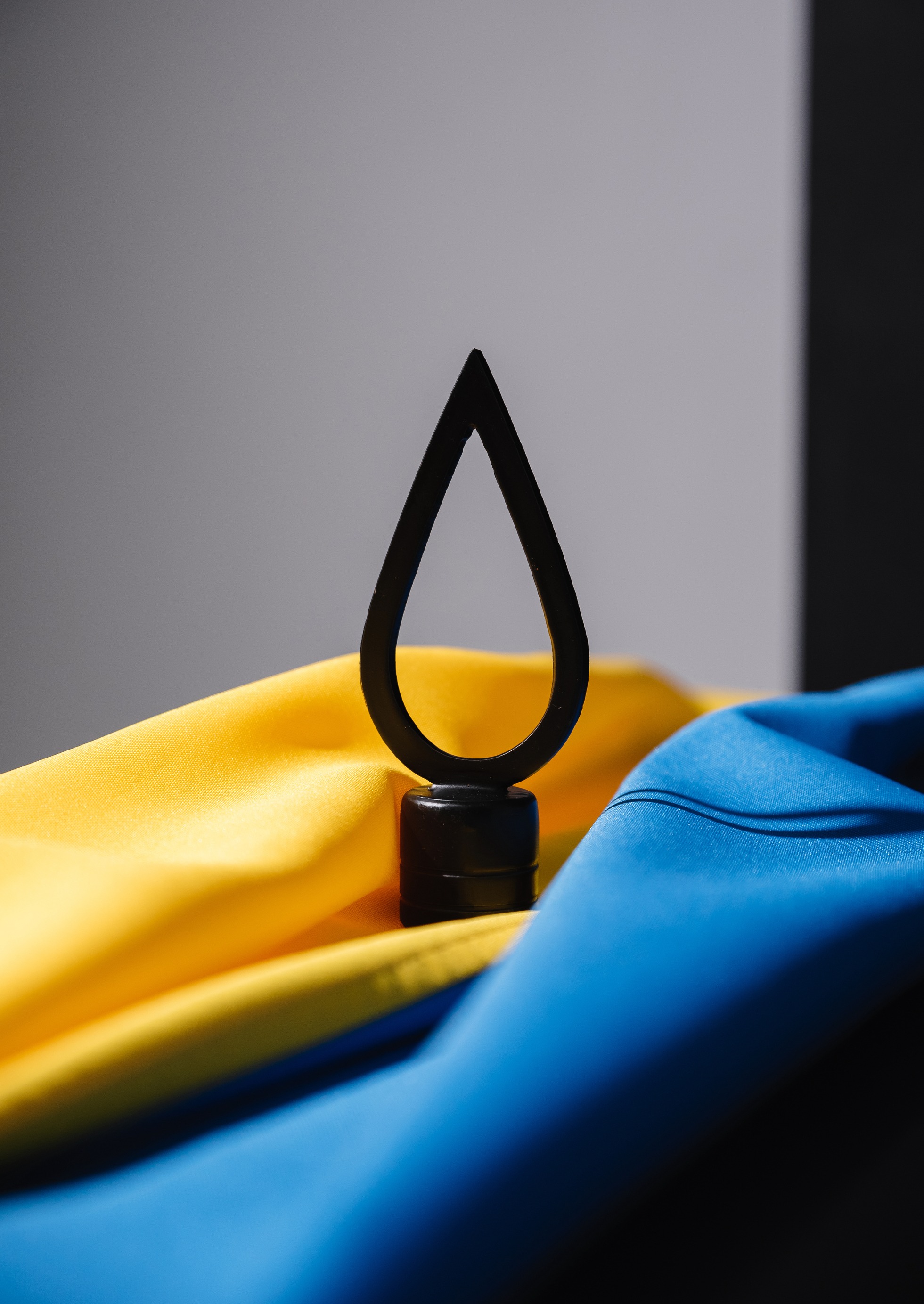 Одноріжкова підставка для кабінетного прапора