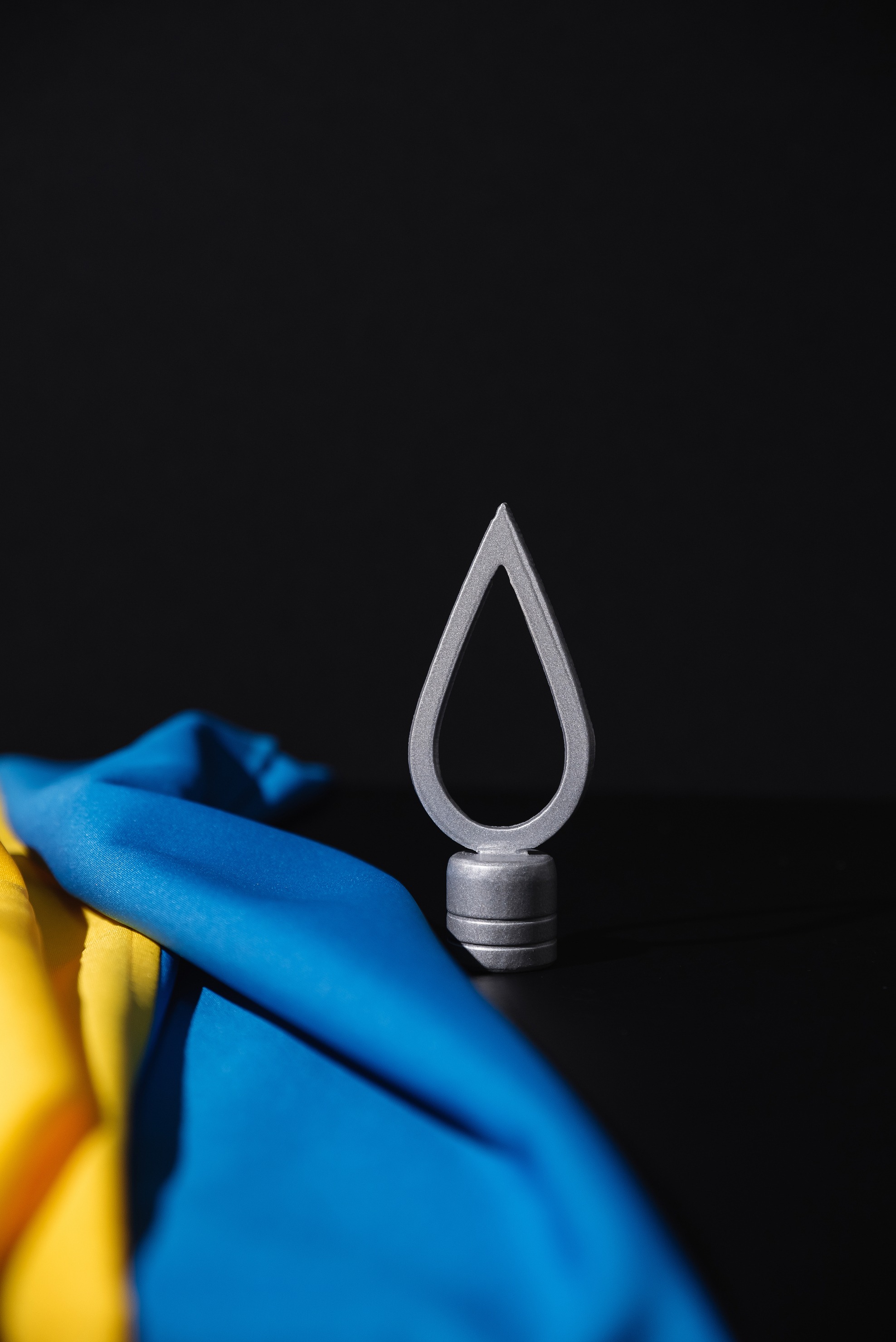 Трьохріжкова підставка для кабінетного прапора Трьохріжкова підставка для кабінетного прапора