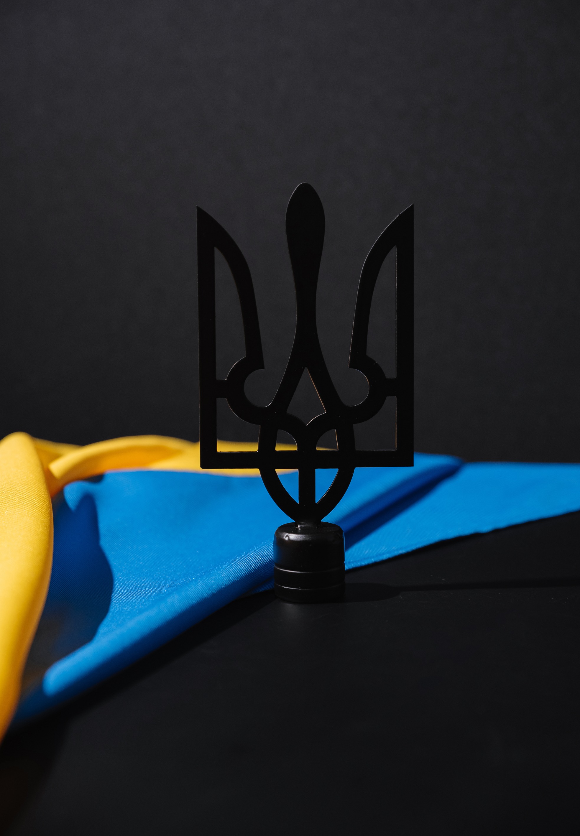 Одноріжкова підставка для кабінетного прапора