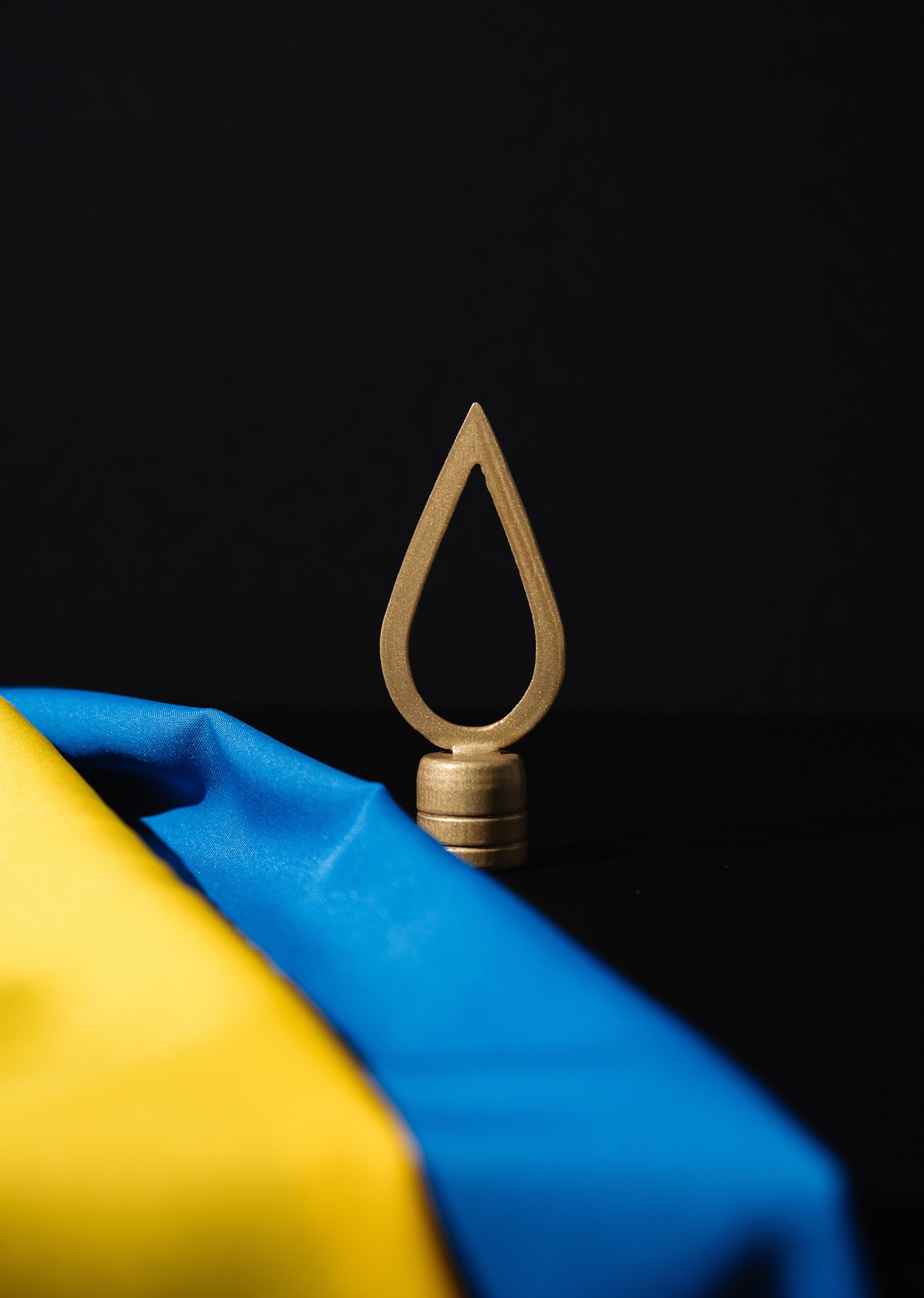 Трьохріжкова підставка для кабінетного прапора Трьохріжкова підставка для кабінетного прапора