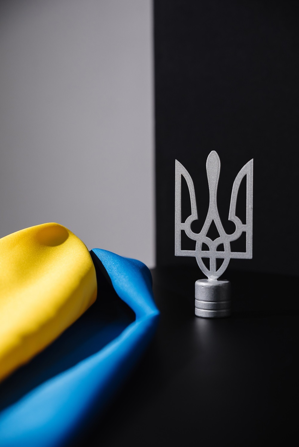 Трьохріжкова підставка для кабінетного прапора Трьохріжкова підставка для кабінетного прапора