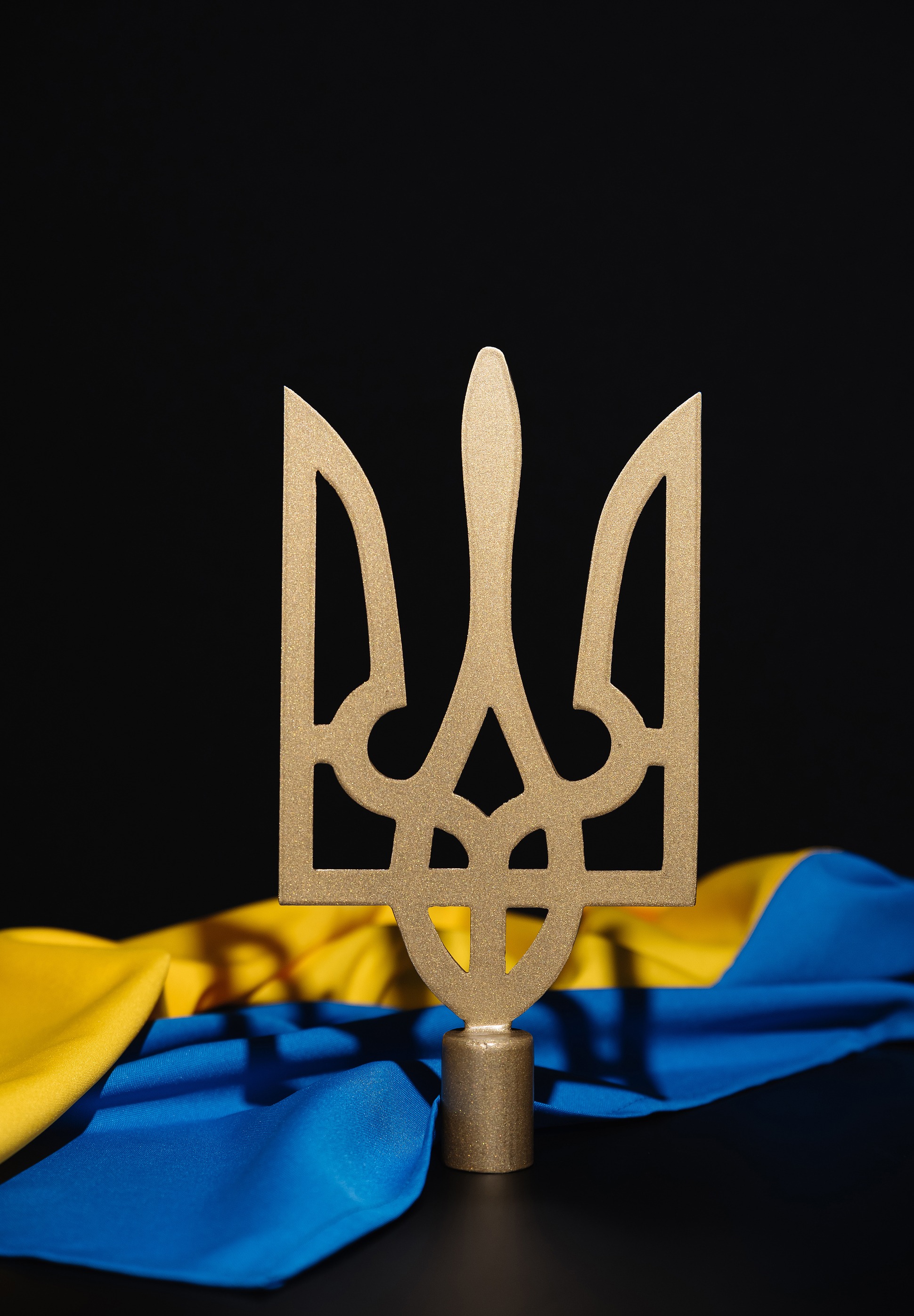 Трьохріжкова підставка для кабінетного прапора Трьохріжкова підставка для кабінетного прапора