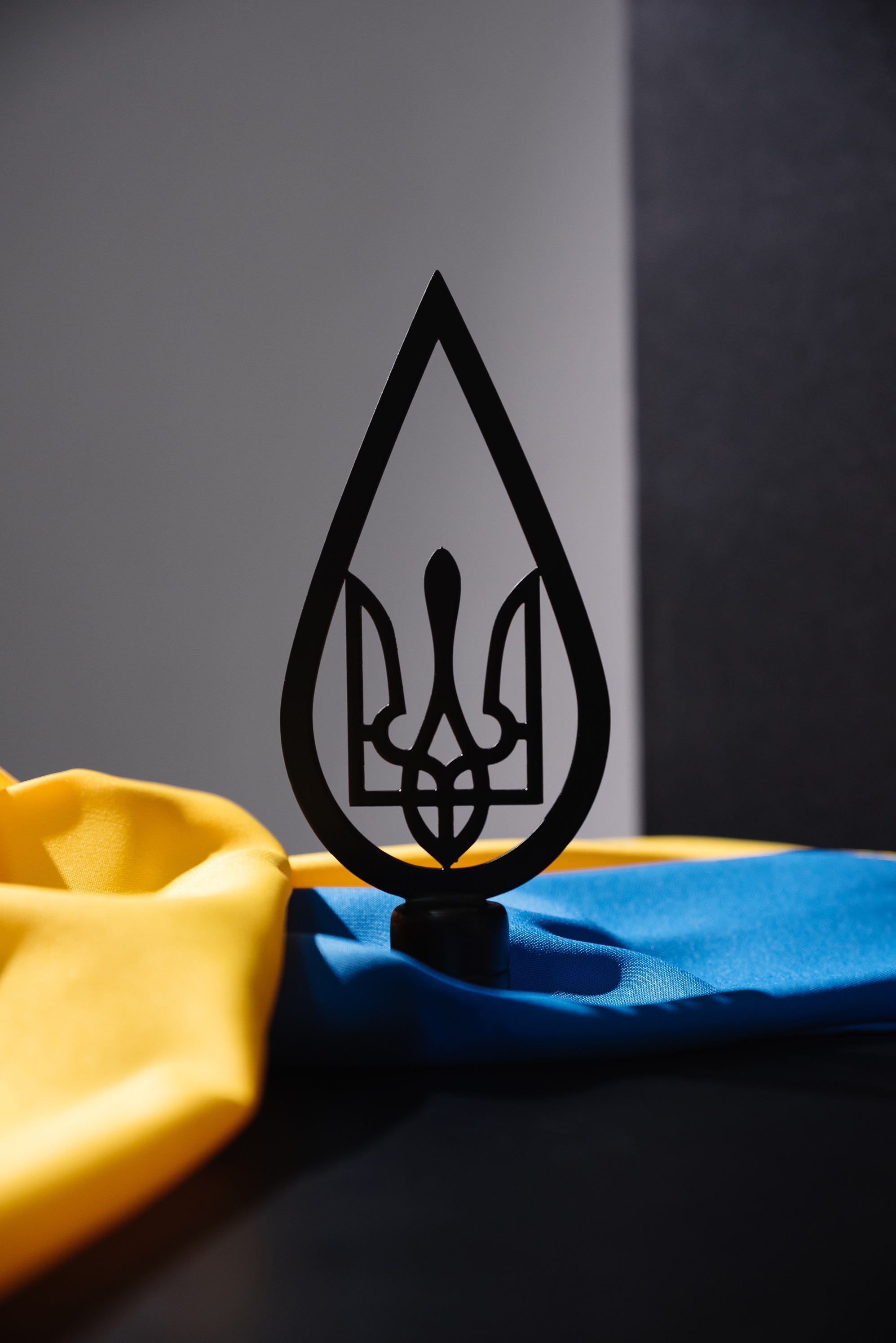 Одноріжкова підставка для кабінетного прапора